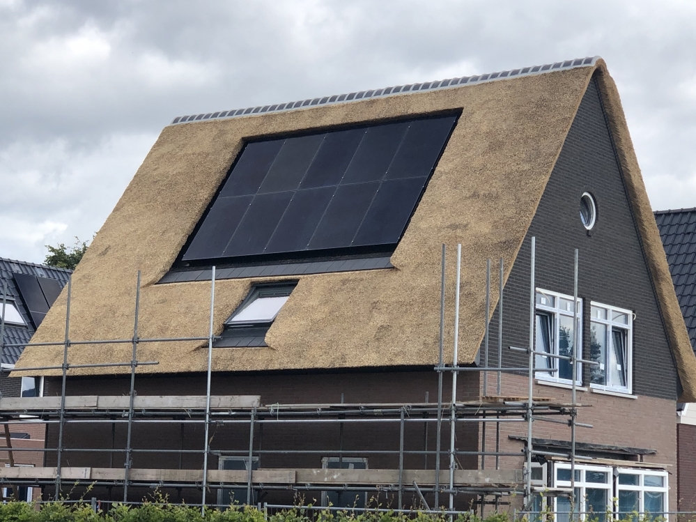 Rietdekkersbedrijf-Stoel-nieuwe-rieten-dak-met-zonnepanelen-op-vrijstaande-woning